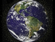 Les pays se partagent actuellement les différentes orbites autour de la Terre. On y trouve des satellites en activités…. Mais aussi de nombreux débris de la conquête spatiale