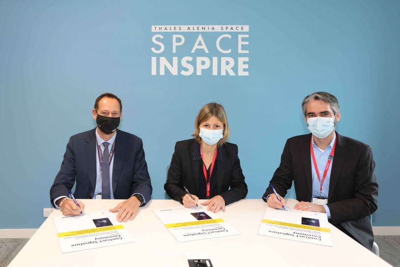 Franck Micholet, VP Procurement Thales Alenia Space (left), Caroline Amiot-Bazile Space Inspire Project Manager CNES (center) and Philipp Liebherr, Member of the administrative board of Liebherr-International AG (front right) 